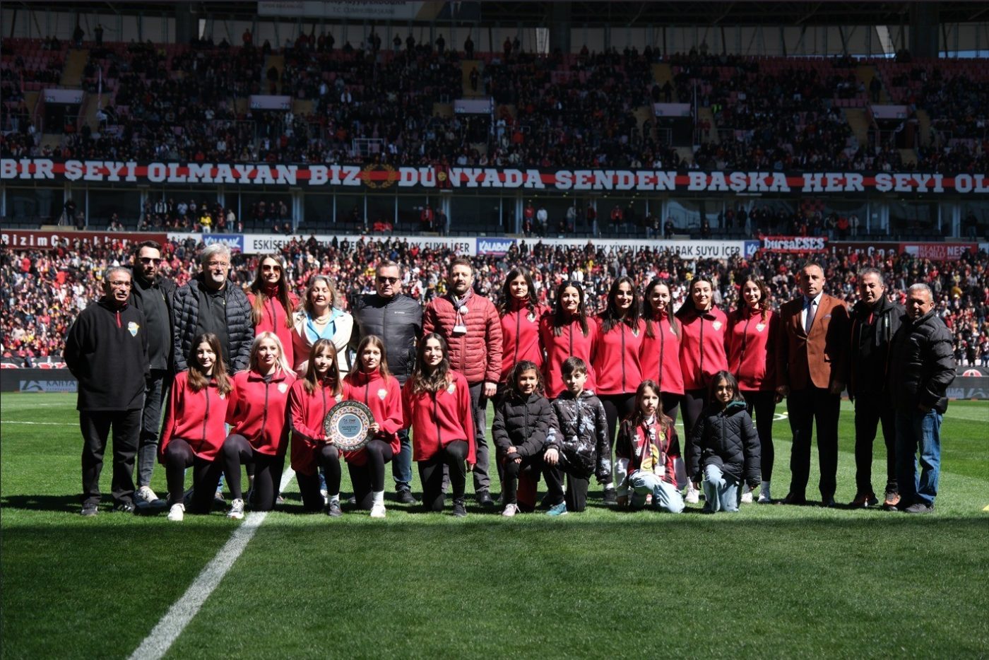 Sezon boyunca gösterdiği üstün performansla namağlup lider olarak ligi tamamlayan