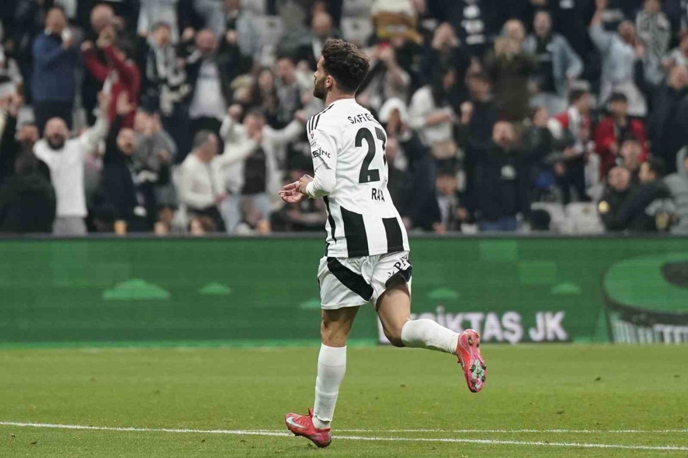 Beşiktaş’ın Portekizli futbolcusu Rafa Silva, Hatayspor maçında attığı golle Süper