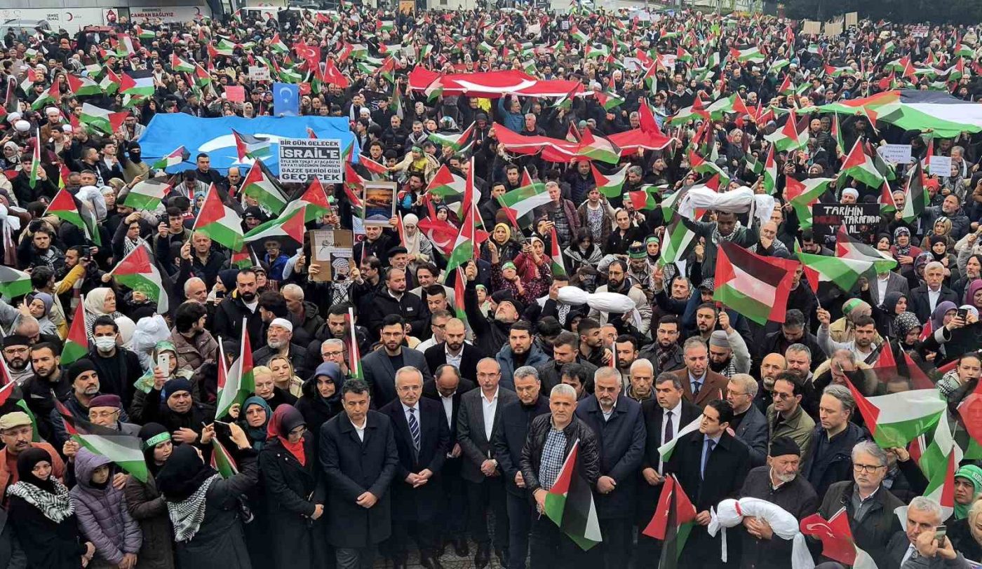 SAMSUN (İHA) – Samsun’da meydanda toplanan binlerce kişi İsrail’in Gazze’ye