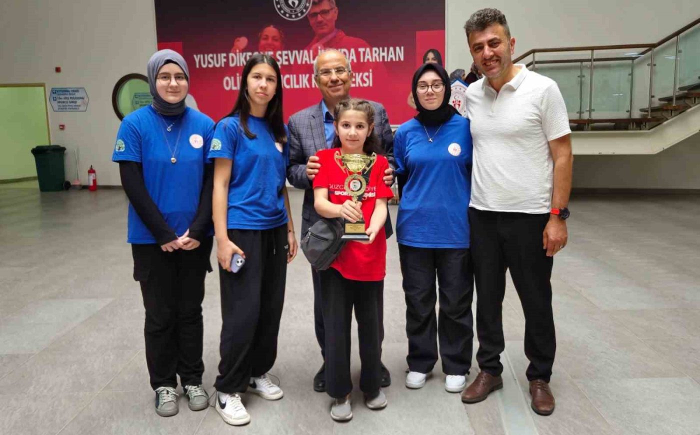 Havalı tabanca genç kadın takım kategorisinde yarışan Düzceli sporcular Türkiye
