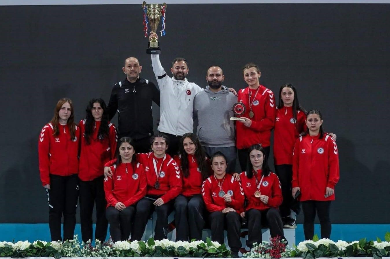 Çorum’da düzenlenen U20 Kadınlar Türkiye Güreş Şampiyonasında Erzincanlı sporcular 1