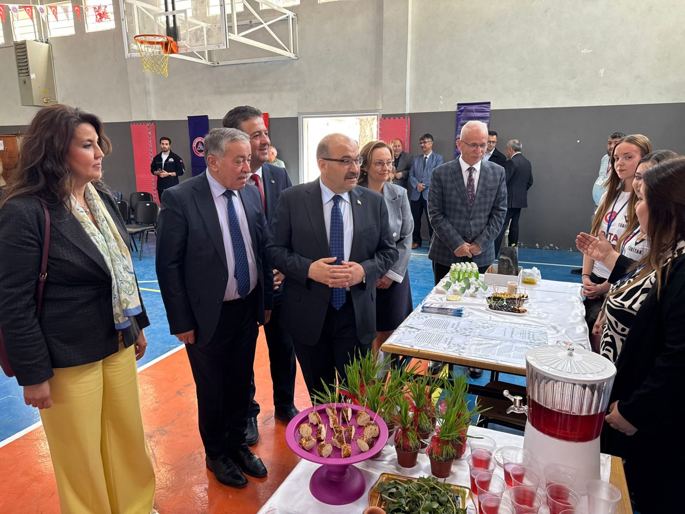 Balıkesir Lisesi Bilim Fuarı, okulun spor salonunda gerçekleştirilen törenle açıldı